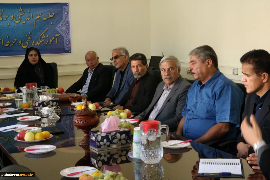 جلسه هم اندیشی وبرنامه ریزی ساخت آموزشکده دختران شهرضا باحضورنماینده محترم شهرضا ورییس دانشگاه فنی استان وخیرین  4